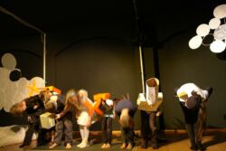 Schlussbild der Kinderferientheater-Inszenierung "Auf der weißen Wolke" November 2011